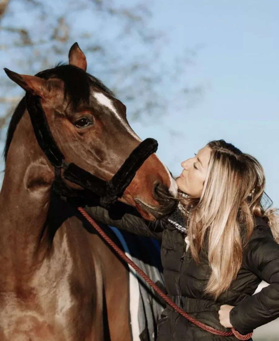 Maëlle Ganevat avec son cheval équipé par Cap Horse à Ornex